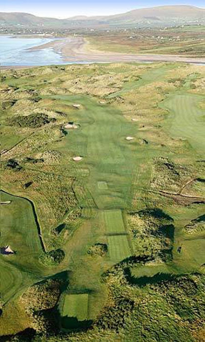 Eng Vue aus der Vullenperspektiv iwert den weltberuhmten Golflinks vun Waterville