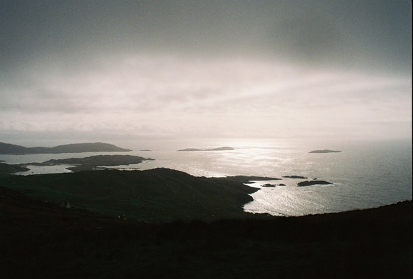 Eng Owendfoto vun der Kenmare Bay an der Gegend vun Caherdaniel