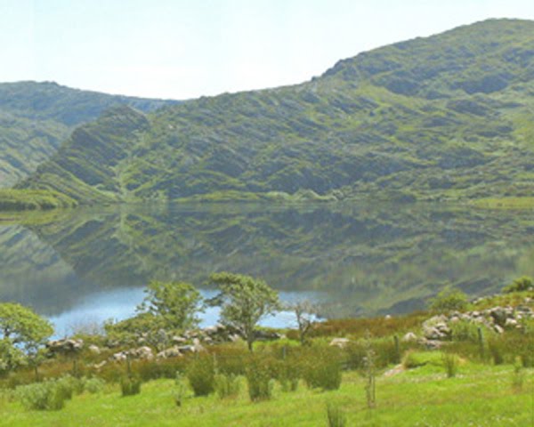 Lough Cloonaghlin, een Paradies fir Baachforellen, awer och Mierforellen steigen bis heihin