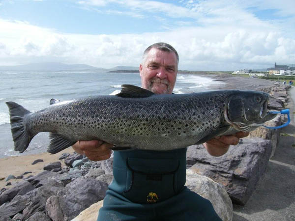 Chris Blackham avec sa superbe "specimen trout" de 9lbs 12oz