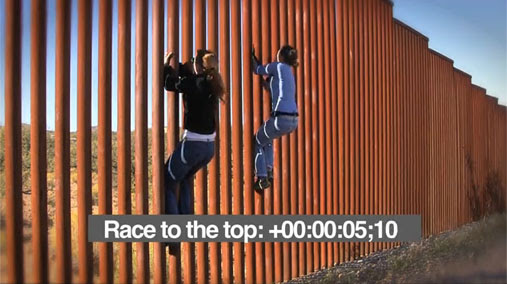 Video : ‎合衆国とメキシコを隔てる国境のフェンスは、女性でも18秒あれば、たやすく乗り越えられる…。