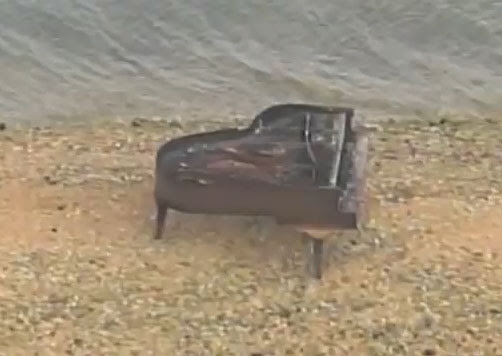 Video : 海から現れた謎のピアノ…