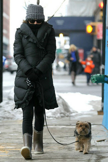 Photo : 完全防寒で愛犬を散歩させてる彼女は誰…?!