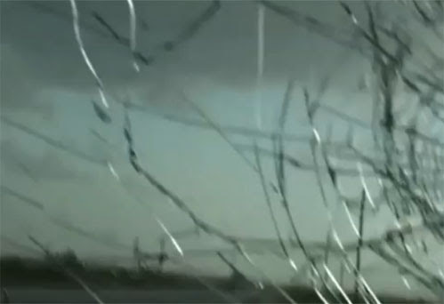 Video: 走行中の車の窓を叩き割る雹(あられ)の脅威 ! !