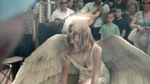 Video : 地上に堕ちた天使…