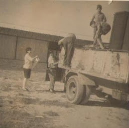 Llegan muebles a la escuela en 1969