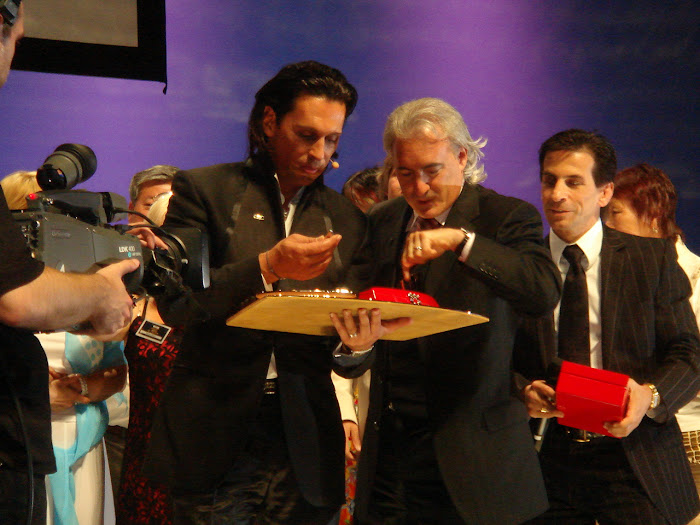 ВСЕ ЛЮБЯТ ПОЛУЧАТЬ ПОДАРКИ!!! :)))