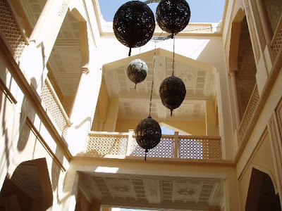 Un Invitado que mira alrededor en la Casa Arabic-style-decorations