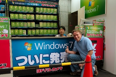 Linus Torvalds poses before a Windows 7 stall