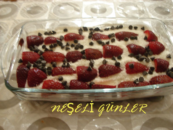 NEŞELİ MUTFAK KEDİ DİLLİ ÇİLEKLİ PASTA