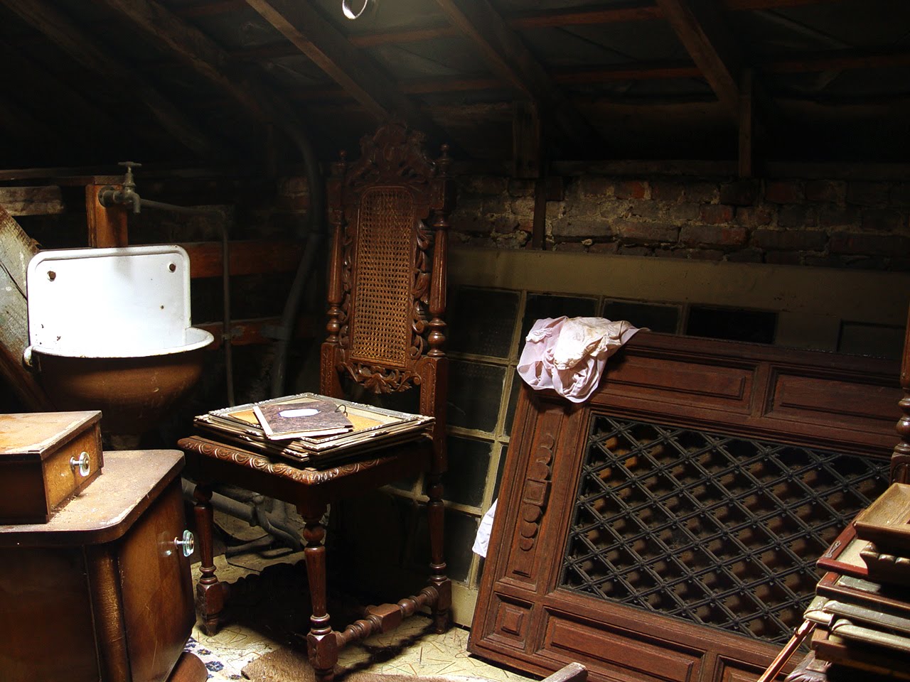 ветхий предмет. антикварные вещи. натюрморт старинные вещи. ветхий предмет. ветхий предмет.