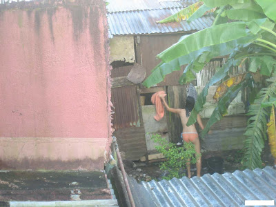 MARANAI KOMERING: NGINTIP CEWEK LAGI MANDI (5 PICS)