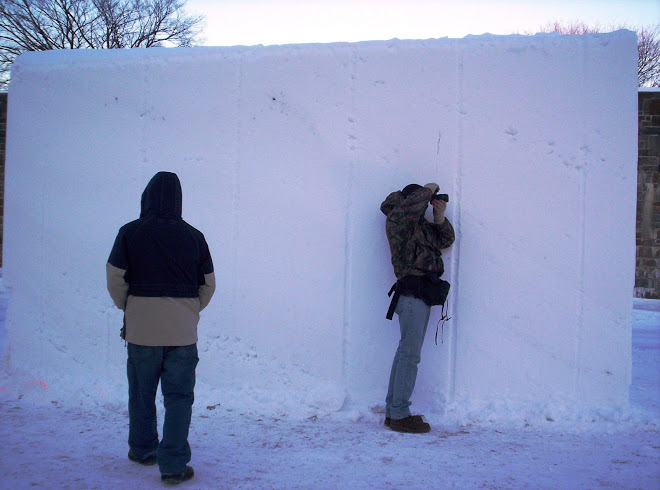 Luis Prada y Lucio Vega fotografiando los Bloques de nieve