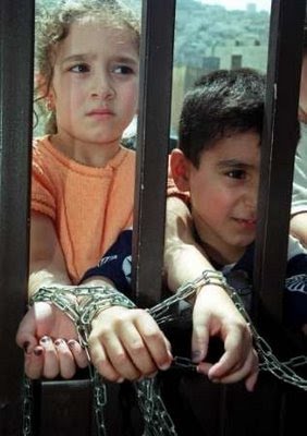 Crianças palestinas acorrentadas