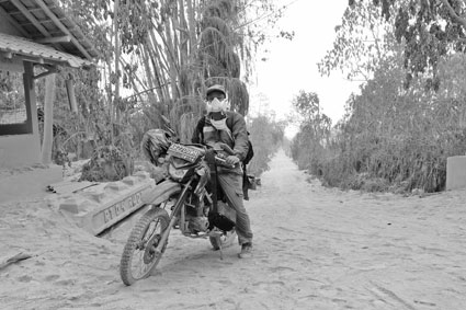 motard dans la cendre