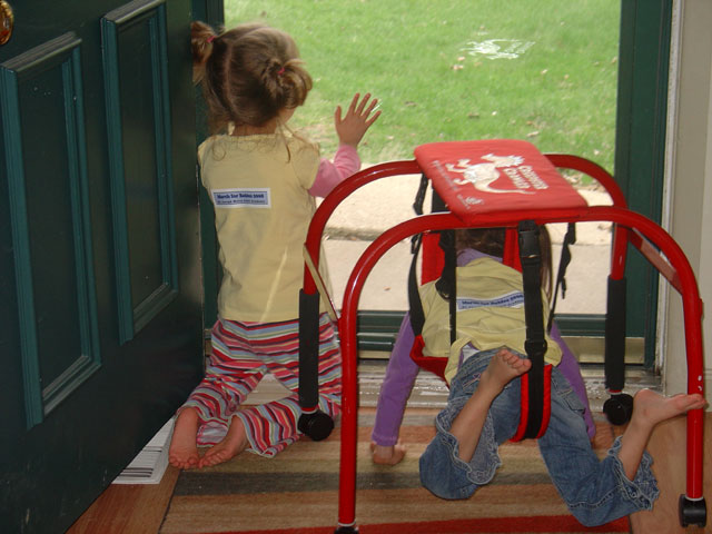 [2008.05.03KidsAtDoor.jpg]