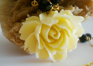 Tu bisutería Pupettas: COLLAR BLANCO Y NEGRO LA ROSA