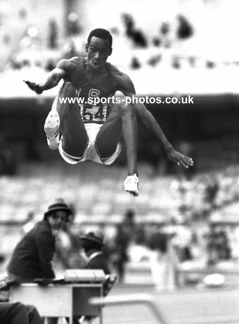 Бимон же драйв. Боб бимон прыжок. Прыжки в длину мировой рекорд боб бимон. Боб бимон мировой рекорд. Боб бимон американский легкоатлет.