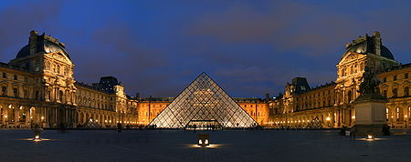 A Pirâmide rodeada por edifícios do Louvre