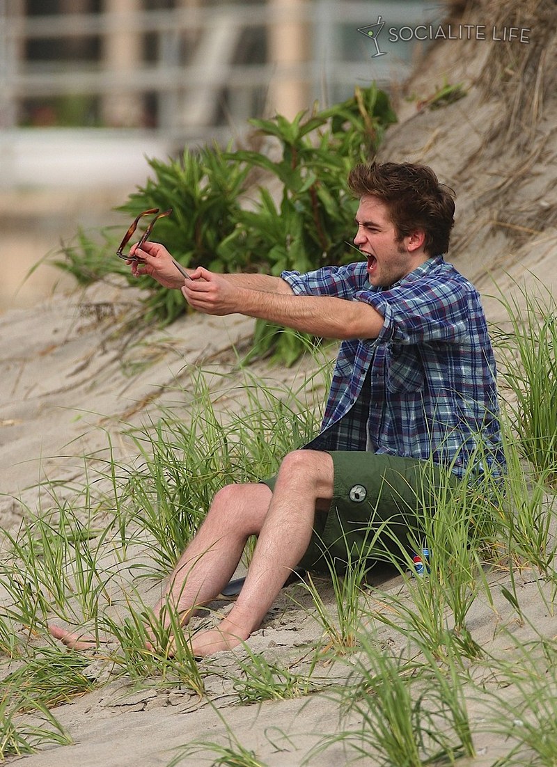 [gallery_enlarged-robertpattinson-emiliederavin-beach-kiss-photos-06192009-08.jpg]