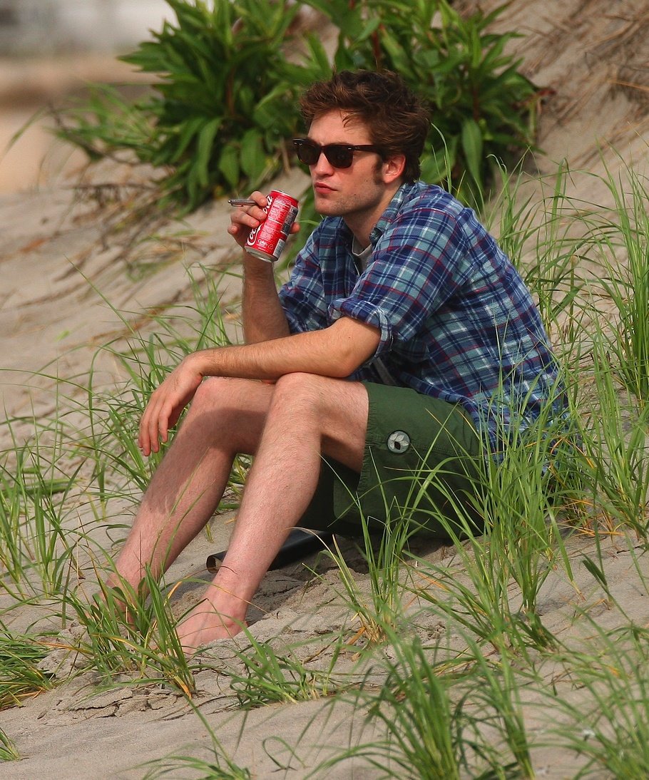 [gallery_enlarged-robert-pattinson-emile-ravin-kiss-spl108120_001.jpg]