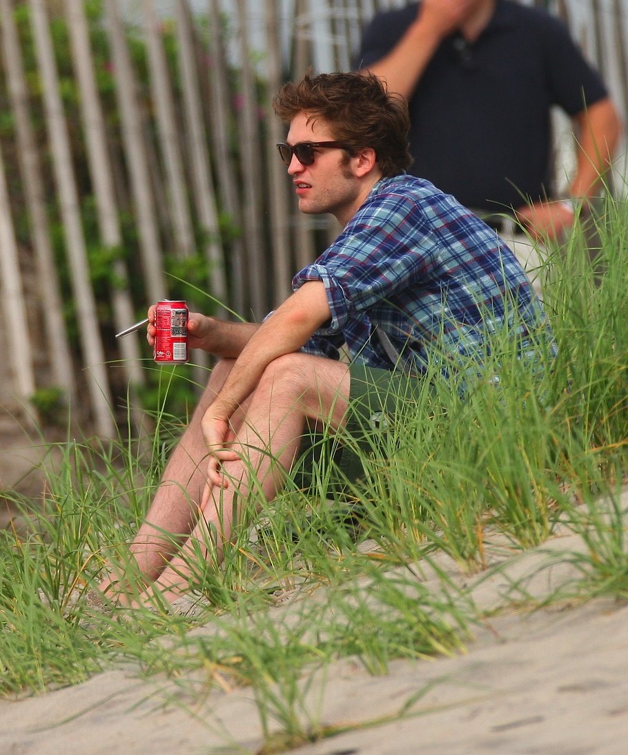[gallery_enlarged-robert-pattinson-emile-ravin-kiss-spl108120_004.jpg]