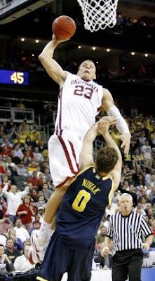 Blake+Griffin+Dunks+On+Zack+Novak.jpg