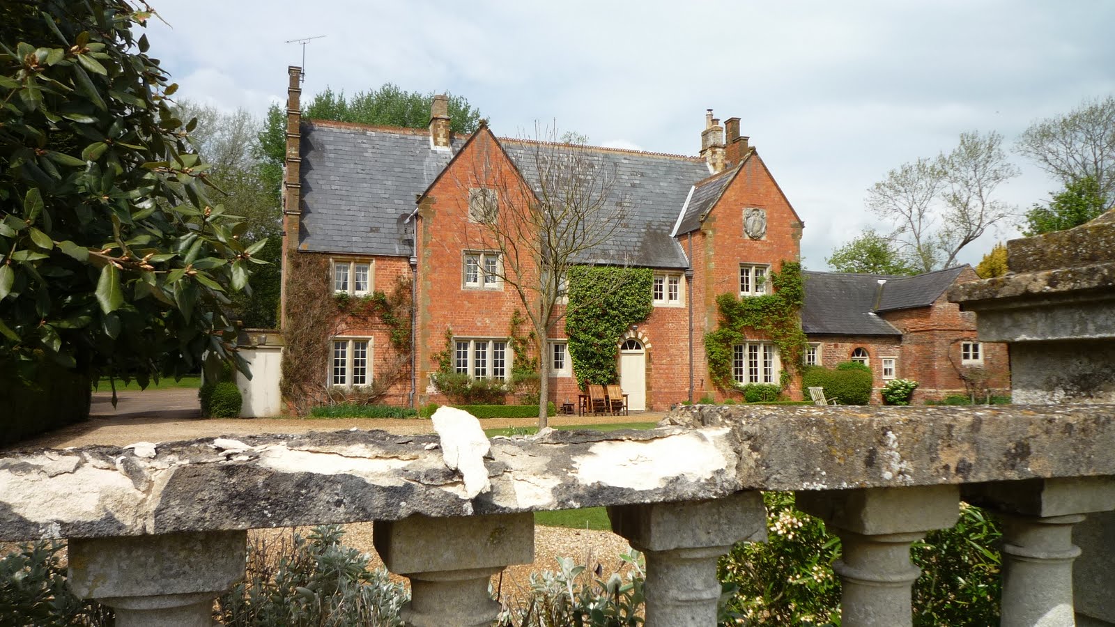 Narrowboat Caxton Walkabout around Stoke Bruerne