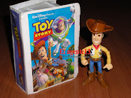 WOODY , TOY STORY CON SU CAJITA ORIGINAL SIMIL TAPA DE VHS.