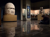 María José dibujando en el Museo