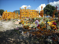 ofrendas en el cementerio de Ihuatzio