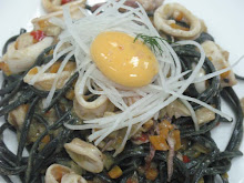 tallarin-tinta negra,con ragut de calamar y ensalada de daikon y yema de corral