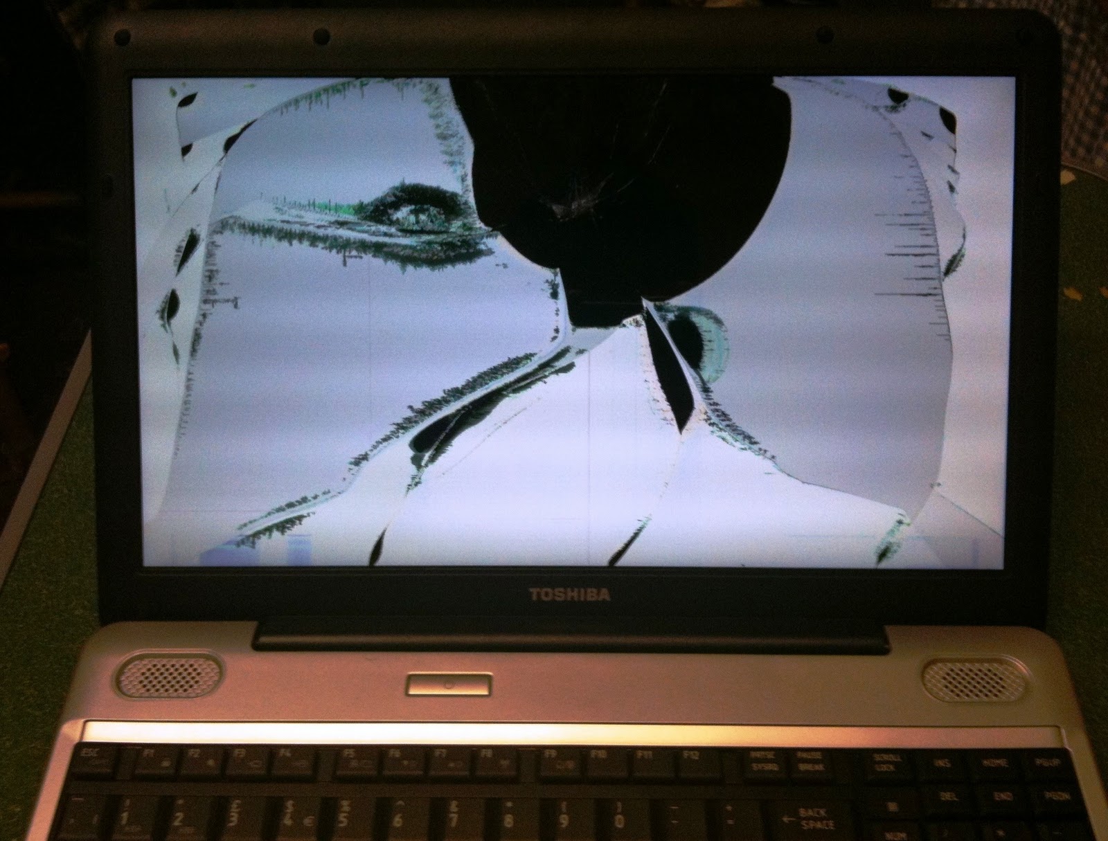 Максимальный экран ноутбука. Ноутбук с треснутым экраном. Разбитый ноутбук. Дисплей ноутбука. Разбитый экран ноутбука.