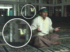Gambar Penampakan Hantu: Hantu Pocong Di Masjid