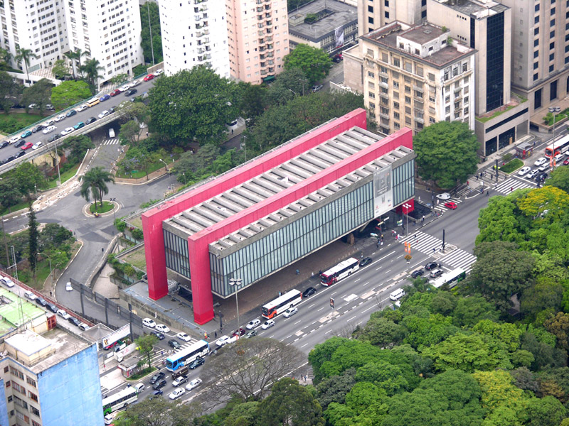 Художественный музей Сан-Паулу. Музей Паулиста Сан-Паулу. Музей искусств Сан Паулу. Сан Паулу здание с красными полосами.