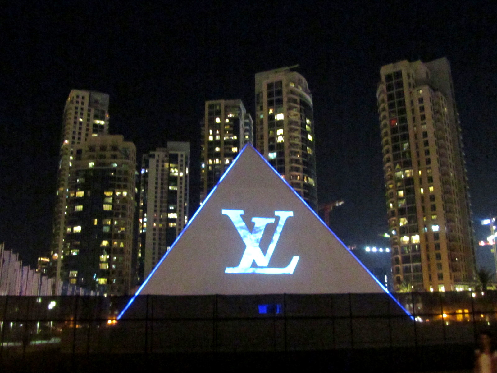 Hello, Dubai!: Louis Vuitton: Mari Verticali Dubai