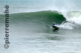 http://1.bp.blogspot.com/_4UiJtCcKGZE/S3HKrPSxvaI/AAAAAAAAB14/UGYEn812yC0/s320/KayakSurf-5-%C2%A9PierreMah%C3%A9.JPG