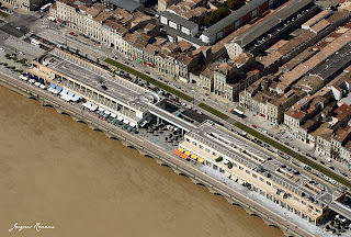 Photo aerienne rapprochée du quartier des Chartrons a Bordeaux