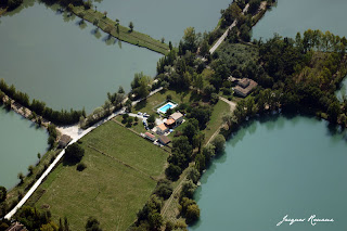 Vue aerienne de maisons entourees de lacs