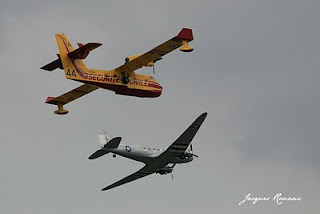 Canadair et Dakota survolant Bordeaux en patrouille