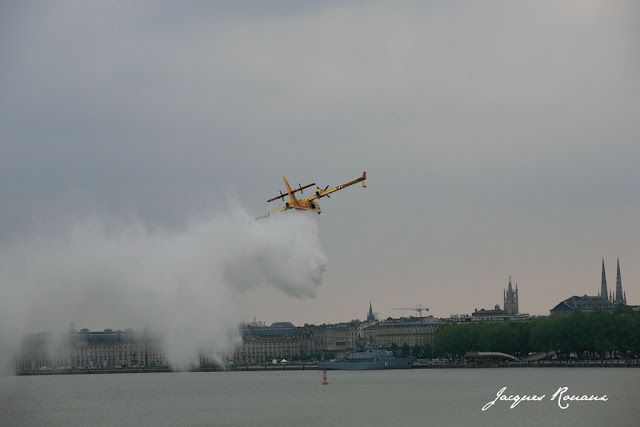 Canadair en train de larguer sur la Garonne face à la place de la Bourse