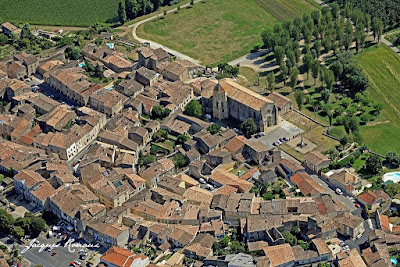 vue aérienne de la cité médiévale de Saint Macaire près de Bordeaux