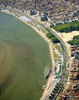 Photo aerienne des quais de la ville de Bordeaux pour la fete du vin avec le trois mats cuauhtemoc
