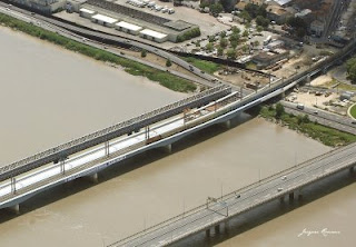 Vue aérienne d'un tyrain franchissant le nouveau pont SNCF de Bordeaux