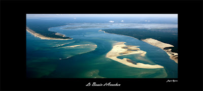 Vue aérienne des passes du Bassin d'Arcachon à marée basse.