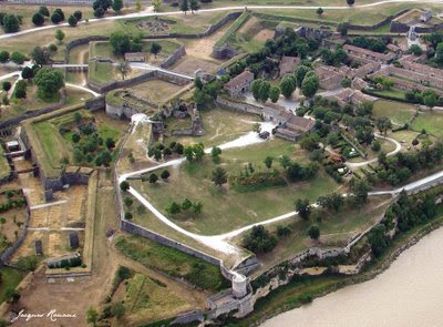 Vue aérienne chateau medieval des Ruder à Blaye