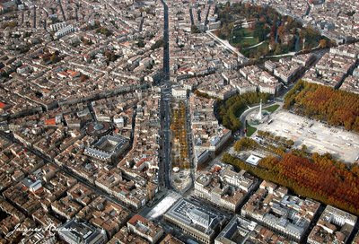 Vue aérienne de Bordeaux pendant le Marché de Noël Allées de Tourny