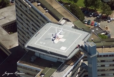 Vue aérienne de l'hélicoptère Augusta A109 du SAMU posé sur la plateforme de l'hopital universitaire de Bordeaux