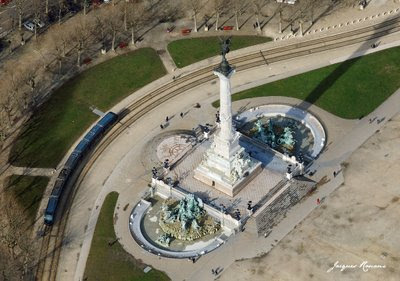 Vue aérienne du monument aux Girondins sur la place des Quinconces à Bordeaux