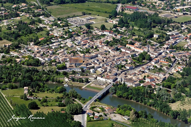 vue aérienne de la commune de Guîtres à côté de Coutras et Libourne